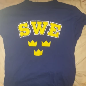 T-tröja SWEDEN - en swerige tröja storlek S den är i gott skick.