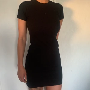 Svart stickad klänning  - Använd 1-2 gånger. 