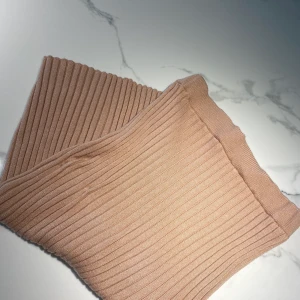 Ribbad kjol  - Säljer denna kjol, ribbad. För 250kr. Jättefin på