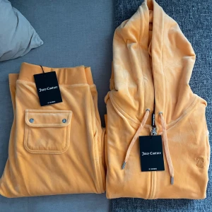 Juicy Couture set! - Säljer pga köpta i fel storlek. Endast testade och prislapparna är kvar på.  Storlek L, men små i storlek.  Original pris: 1099kr(byxa) 1199kr(tröja) går även att köpa delarna separat. Kan mötas upp i Göteborg eller fraktas. 