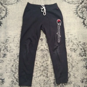 Champion byxor - Champion mjukisbyxor, börkblåa med 3D champion logga, använda.