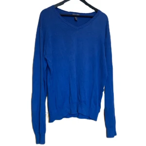 Blå tröja - Snygg blå stickad tröja. Storlek M/L