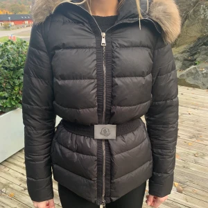 Moncler jacka  - Svart Moncler jacka med avtagbar rävpäls. Nypris 13900kr. Storlek 36. Kemtvättad.