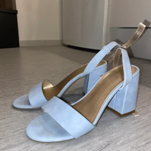 Kilklackar - Super söta skor som inte kommer till användning! Storlek 36 använda endast en gång på studenten. Inte en skråma någonstans 