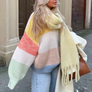 Stickad tröja  - Färgglad stickad tröja från Gina Tricot. En tröja som är perfekt till hösten!  På bilden är tröjan i storlek XL så fin och ha oversize! Säljer för 350 eller bud 🌼 Frakten delar vi på 🥰