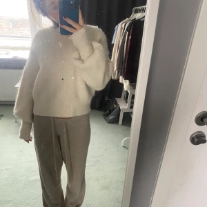 Stickad tröja - En stickad tröja perfekt inför vintern i en alpacka blandning. Köpt från hm, och den är knappt använd! Skriv för mer bilder och info. ⚠️Tryck inte på köp direkt⚠️