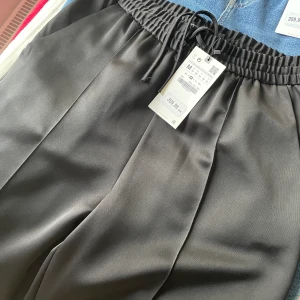 Zara Byxor - Hej! Säljer mina helt nya kostymbyxor/mjukis? vet inte riktigt dom är köpta från zara nån månad sen men aldrig använda och finns inte på zara längre! De är perfekt längd för mig som är 164 och är i storlek M. Köpte dom för 360 kr, säljer för 200 + frakt