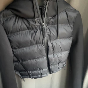 jacka - säljer min korta puffiga jacka från zara pågrund av att jag inte använder jackan och har bara används två gånger, den sitter jätte bra på mig som oftast har storlek S men jackan är M men passar bra från Xs-M men är inte riktigt min stil på jackor.