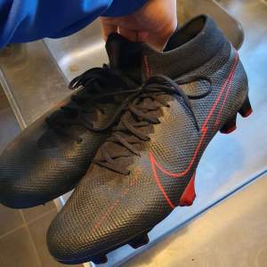 Strl 43. Nike fotbollsskor pro fg med strumpa. Skick 7/10. Aäljer pga oanvöndning och att jag har nya. Nypris: 1000 kr