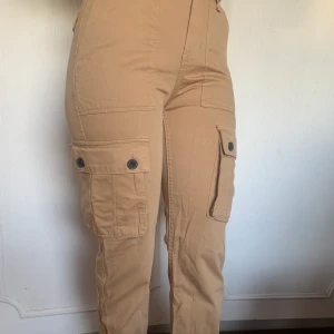 Beige cargo byxor  - Aldrig använda, köpta i Spanien från bershka 
