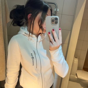 Sail Racing zip hoodie - Superfint skick på denna trots att den är vit, har lyckats hållt den väldigt ren och fräsch bortsätt de på bild 2. pris kan diskuteras 