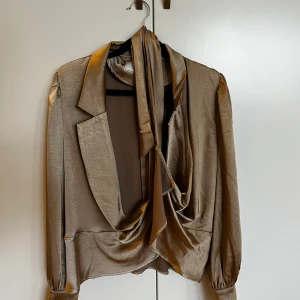 Neo Noir blus storlek S - Fin oanvänd knytblus från Neo Noir i en ljus beige brun färg. Lent härligt material. Frakt inkluderat i priset! 