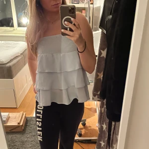 Kjol/ topp - Supersnygg ljusblå kjol från Vero Moda men som jag använder som topp då den passar superbra som det. Den är ljusblå men synd inte superbra på bild. Frakt på 60 kr ingår i priset därav högre pris än vanligt!!