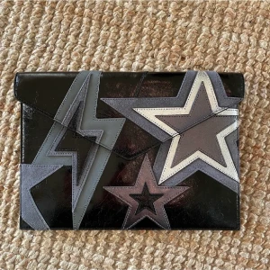 kuvertväska - kuvert väska från rebecca minkoff, nypris 1900 och är slutsåld överallt. Skit snygg att ha i både skolan och vid festliga tillfällen, kommer INTE gå ner i pris❤️ inga skador elr defekter