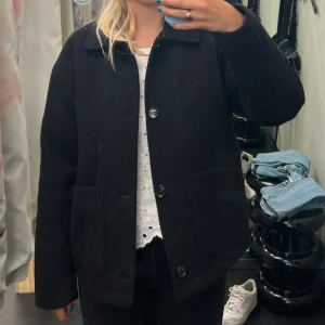 Jacka weekday  - En svart rory wool jacket från weekday. I storlek s, jätte varm och jätte bra skick då den är använd fåtal gånger.  Säljer då den inte kommer till användning. 
