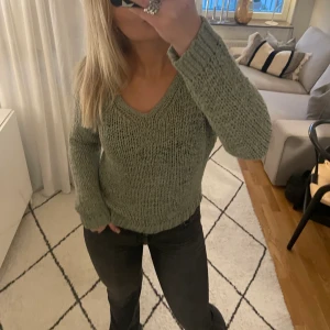 Grön stickad💗💗 - Så fin stickad tröja i en olivgrön färg från Ginatricot!💗💗 Använd en gång så jättebra skick❤️ Storlek xs men passar xs-m 