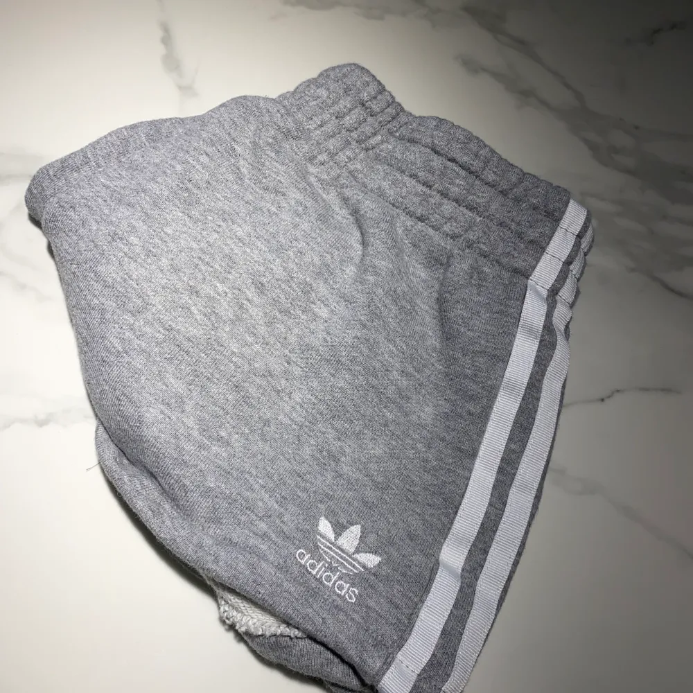 Säljer dessa adidas shorts för 350kr. Shorts.