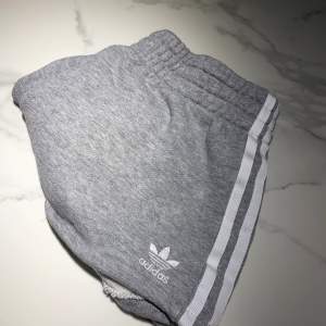 Säljer dessa adidas shorts för 350kr