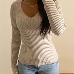 Tight beige långärmad tröja xs - Fin Tight beige långärmad v ringad tröja, storlek xs