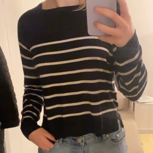 Randig tröja💞 - Jätteskön tröja från H&M💗Den är har gräddvita sträck och resten mörkblå! Lite av det tunnare materialet så tycker att den passar året om! Använd få gånger så i super skick💗Skriv för mer bilder eller frågor 