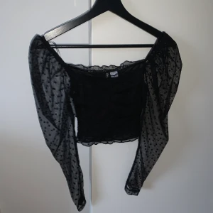 Topp - Aldrig använd fin topp som är prickig. I priset ingår frakt🤩