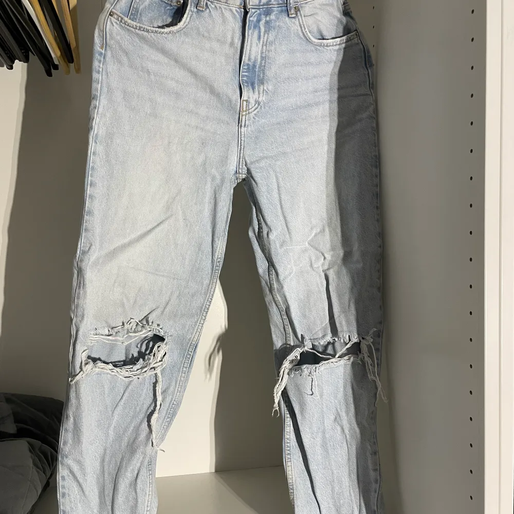 Supersnygga jeans från Gina Tricot i jätte fin urtvättad färg. Storlek 36. . Jeans & Byxor.