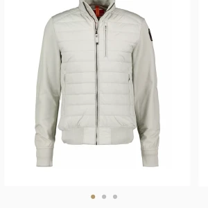 Parajumper jacka  - Storlek M/L passar mig som är 183. Jackan andvänd ett fåtal gånger, nyskick. Nypris 3299kr. 