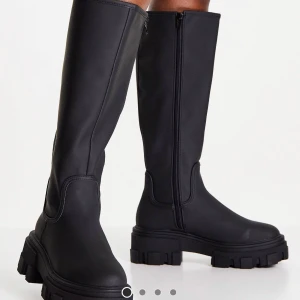 Carla boots asos - Säljer dessa skitsnygga höga boots från asos i modell Carla! Är slutsålda nu! Storlek 37, aldrig använda då de tyvärr inte passade mig. Kan hämtas i Örebro eller skickas!  