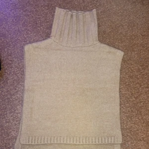 NA-KD - En fin stickad väst i brun färg från Nakd. Skriv privat för bild hur den ser ut på. Den är i one size men passar mig fint som har S och är 175. Varm och mysig med en stor polokrage 🫶🏼😁