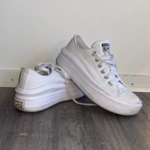 Converse chuck taylor - Vita converse, inte mycket använda men ena skon har ett litet hål i hälkappan (se bild) som är lagat. 