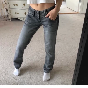 Pepe Jeans - Ett par gråa Pepe Jeans. 