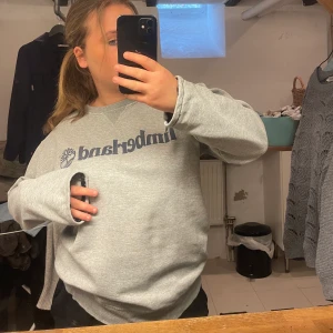 Timberland tröja - Supersnygg tröja från Timberland som är köpt second hand. Storlek M men skulle mer säga S. Ger en snygg vintage känsla 