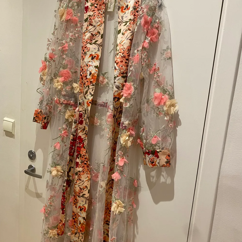 Jätte fin kimono, aldrig kommit till användning därav säljs den. Köpt på ASOS, nypris 1700kr.🌸. Klänningar.