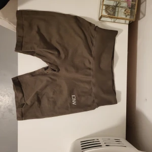 Iciw shorts - Super söta ICIW shorts i typ ribbat material! Dem är nästan helt oänvända ,max 2 gånger. Super fin färg och väldigt sköna på❤️
