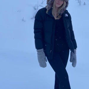 North Face jacka - Säljer denna North Face jacka då den inte kommer till användning. Använd men in jättebra skick! Den är i BARNSTORLEK L men passar en XS/liten S toppen bra! Frakt tillkommer, hör av er vid intresse!💗PRISET GÅR ATT DISKUTERA VID SNABB AFFÄR!!