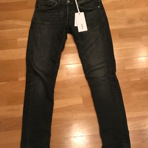 Dondup jeans - Dondup George jeans. Skick 8/10. Stretch material. Snygg grå och svart tvätt. Ljusare än på bilden. Passar cirka 170 - 180 cm. Fråga om pris och andra funderingar. Postar även om så önskar. Nypris över 2000 kr. De är fortfarande kvar!!!