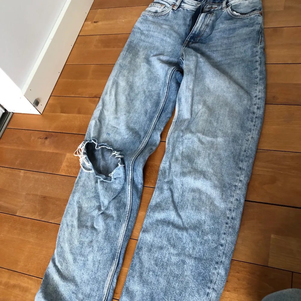 Säljer mina favorit jeans. Perfekta i längden, på mig som är 1,70 ungefär. Frakt tillkommer på 70kr!. Jeans & Byxor.