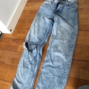 Jeans - Säljer mina favorit jeans. Perfekta i längden, på mig som är 1,70 ungefär. Frakt tillkommer på 70kr!
