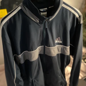 Adidas sport jacka/sweatshirt  - Köpt second hand för 299 kr 🤍
