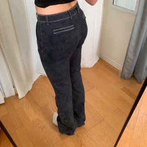 Lågmidjade kostymbyxor  - Lågmidjade kostymbyxor från escada🤍 midjemått:79 innerbenslängd:88