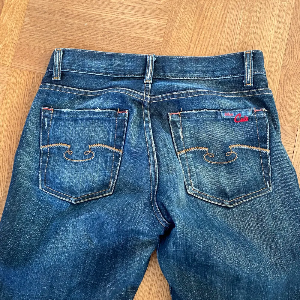 Super snygga lågmidjade cult jeans! Den är raka/ lite bootcut i benen och framhäver ens former as bra. Skit bra passform och bra skick! Hör av om frågor😋💯 // Finns kvar! . Jeans & Byxor.