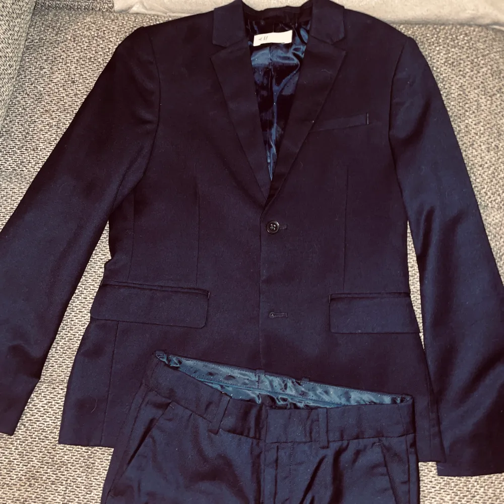 Jag säljer min sons kostym som han har använt 1 gång den är i bra skick och ser ut som ny. Kostymer.