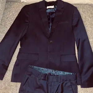 Jag säljer min sons kostym som han har använt 1 gång den är i bra skick och ser ut som ny