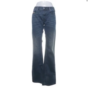 Diesel Jeans - Supersnygga skitsnygga bootcut jeans från diesel! De är i 100%% bomull (jeans) och midjan är i strlk 31 (86 cm). De passar fett bra i längden på mig som är ca 174 cm! snabb affär prioriteras! köpta på sellpy nyligen och inte använda. Mvh 🌟🌟🌟