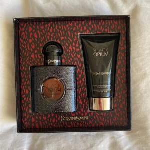 black opium - yves saint laurent black opium edp parfym & body lotion. 30ml flaska som är använd men det mesta kvar, se bild. lotionen är endast testad en gång. 
