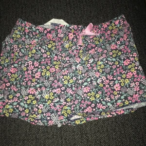 Shorts  - Säljer dessa shorts, frakten står ni själv för:)