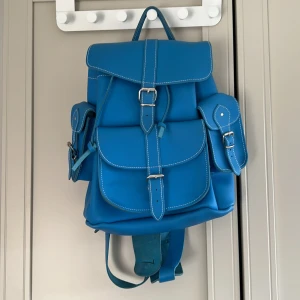 Ryggsäck Från Grafea - (Äkta skin) ryggsäck från Grafea. Mått ca 35x30cm. Sparsamt använd. Köpt för 2000kr i England 