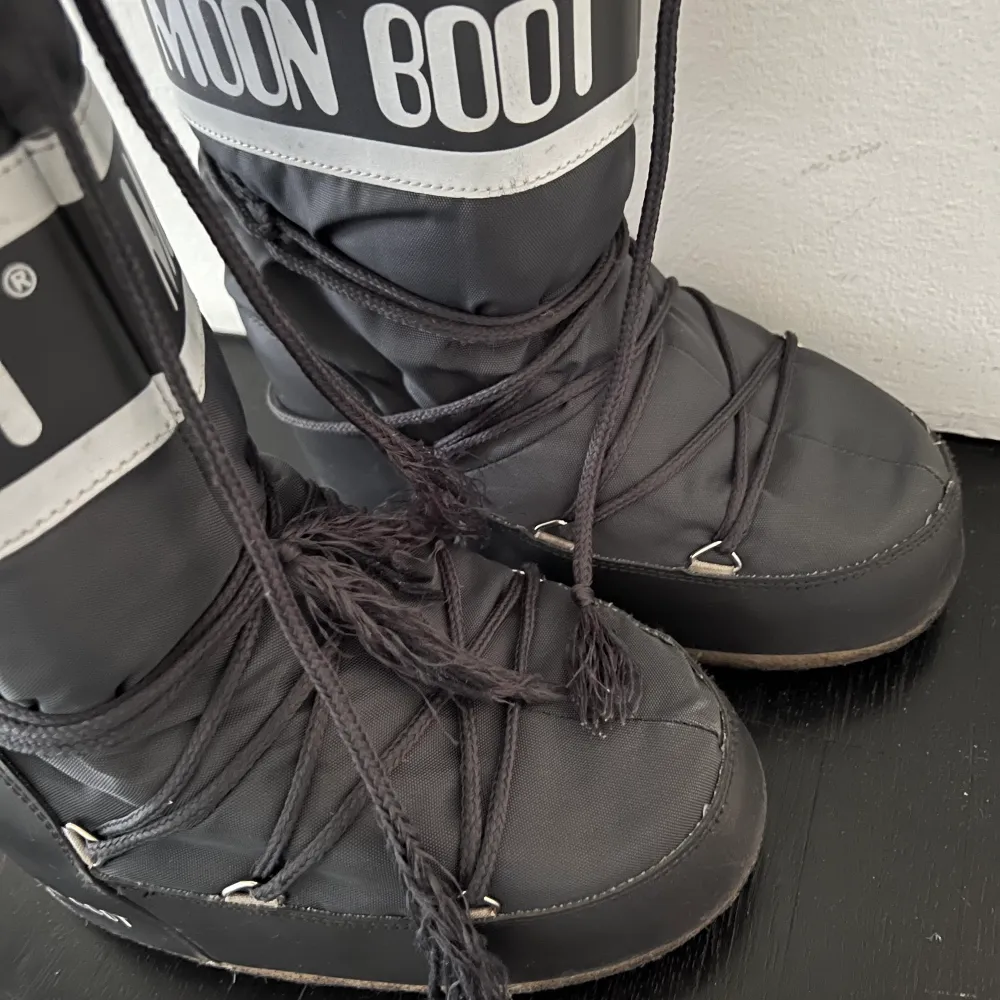 Säljer mina Moon boots ❤️ köpta i Schweiz för några år sen❤️ bra skick förutom smörerna som har gott upp längst ner samt små slitningar på baksidan! Dem passar många storlekar, jag köpte dem när jag hade storlek 36 men passar även nu 39-40❤️. Skor.