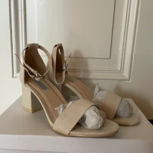 Low block heel sandal - Klackar jag köpte till studenten men som aldrig kom till användning, därmed helt oanvända!💕 6cm höga. Nypris - 349kr