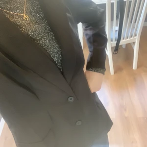 Svart kavaj 🖤 - materialet är ganska tunt och det finns prydnadsfickor. Kavajen är inte croppad utan är ganska lång.